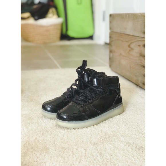 shiny black nike shoes